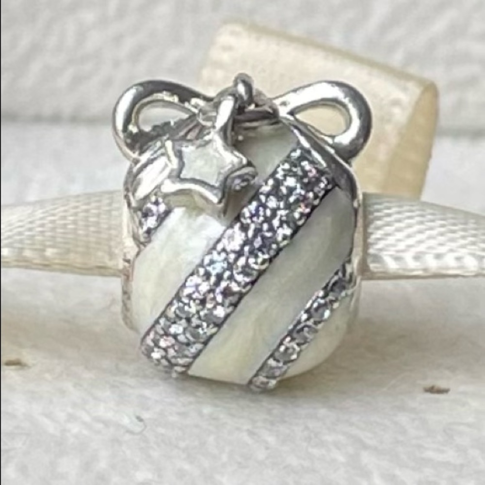PANDORA 2018 WHITE Holiday ROCKETTES Gift Set B800998 ORNAMENT~CHARM - Picture 5 of 8
